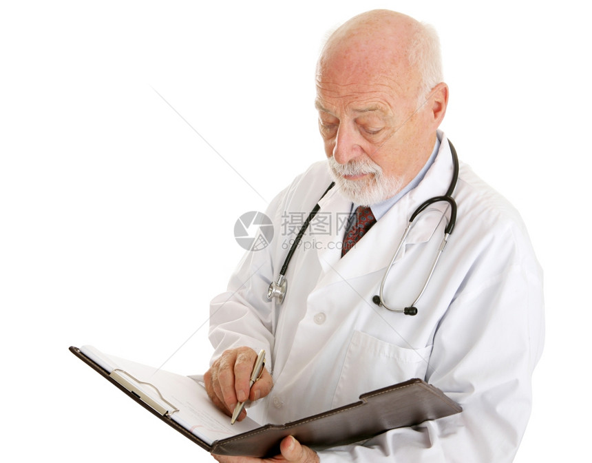 英俊成熟的医生在病人历上做记号孤立在白色上图片