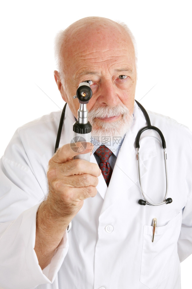 英俊成熟的医生用眼镜检查你白的孤立图片