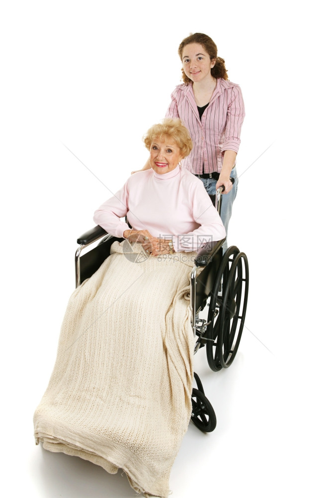 少女在轮椅上推着一个残疾的老年妇女孤立在白色上图片