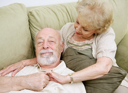 年长夫妇一起在家沙发上放松图片