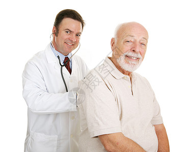 医生在听一个老人的肺他们都笑着对镜头孤立无援图片