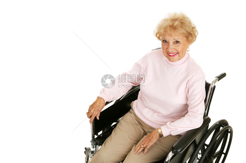 坐在轮椅上态度正面的漂亮高级女子孤立在白色上留有文字空间图片