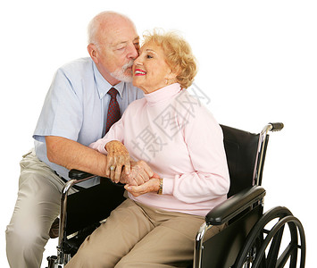 感动的老年丈夫亲吻残疾妻子的脸颊图片