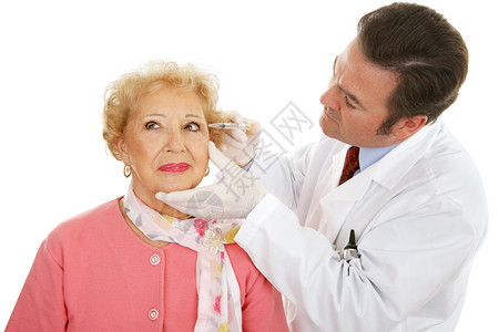 化身外科医生将一位高龄女面部注射以填充皱纹图片