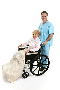残疾老年妇女被一名医生或男护士推在轮椅上的侧面图片