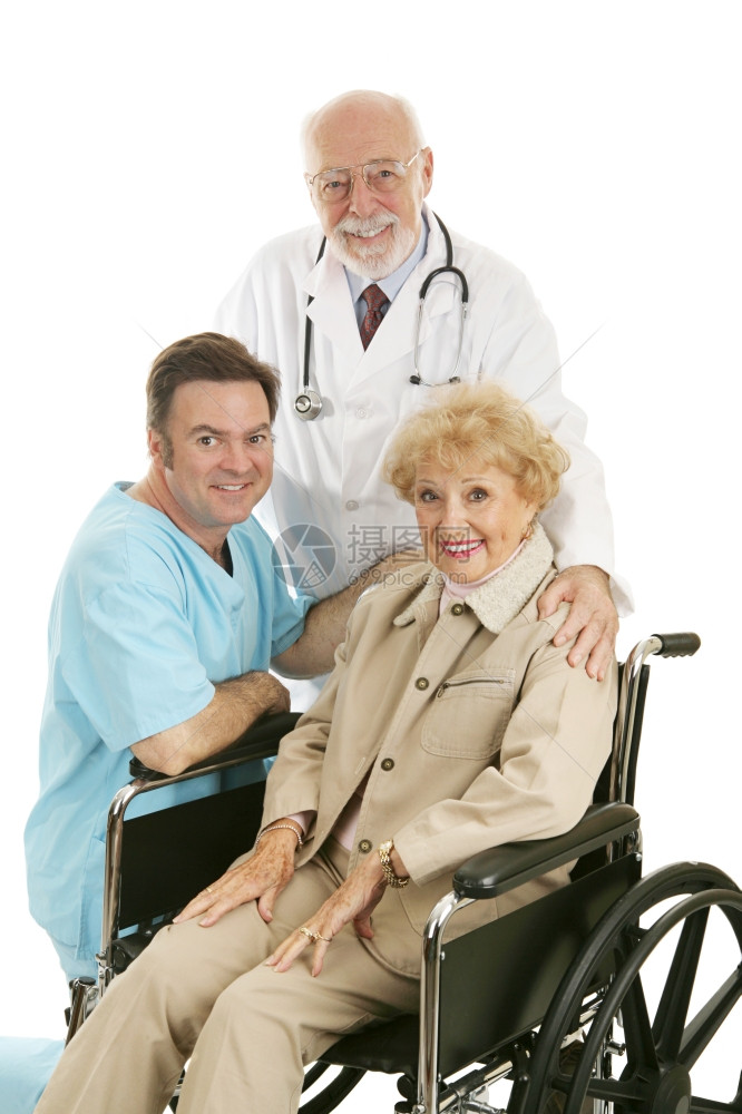 坐在轮椅上的高级女士和她医生护士一起孤立在白色上图片