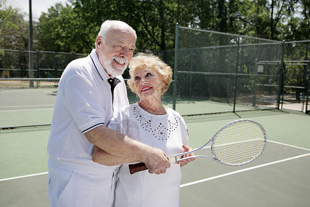 大叔在网球上给老婆指针高清图片