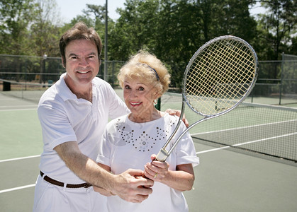 一位英俊的年轻职业选手上网球课的情妇背景图片