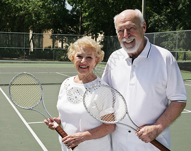 网球场上一位活跃快乐的老年夫妇图片