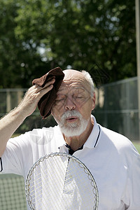 一个又热累的老人在网球比赛后擦眉毛高清图片