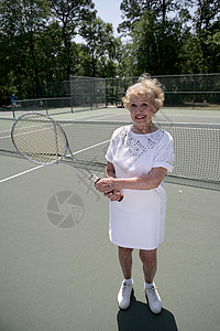 一位活跃的健康高级女士准备打网球图片