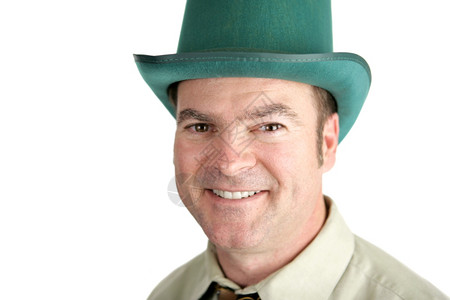 圣帕特里克节时身着绿色衣服穿的爱尔兰血统英俊男子图片