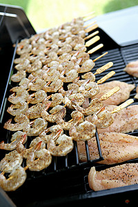 后院烧烤炉上的鸡和虾图片
