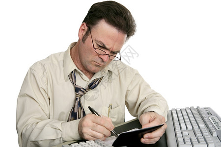 一个专心平衡支票簿的男人孤立白色背景图片