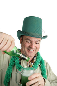一位爱尔兰裔美国人自己倒了杯绿色啤酒孤立的白色啤酒图片