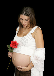 拿着玫瑰的美丽孕妇图片