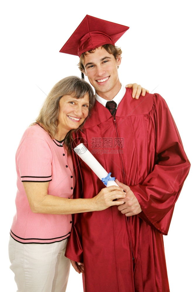 毕业时穿着帽子和礼服他骄傲的母亲一起图片