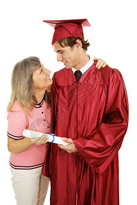 骄傲的母亲祝贺她儿子毕业孤立的白种人图片