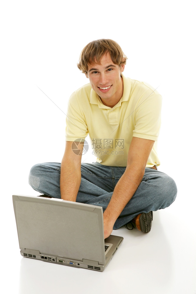 在笔记本电脑上有个十几岁的帅哥全身都是白的图片