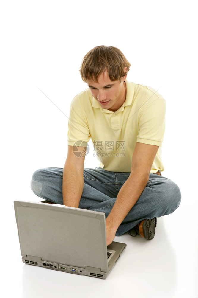 在笔记本电脑上的年轻帅哥青少孤立在白色上图片