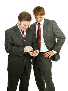 两位商人享受电子手持游戏孤立在白色上图片