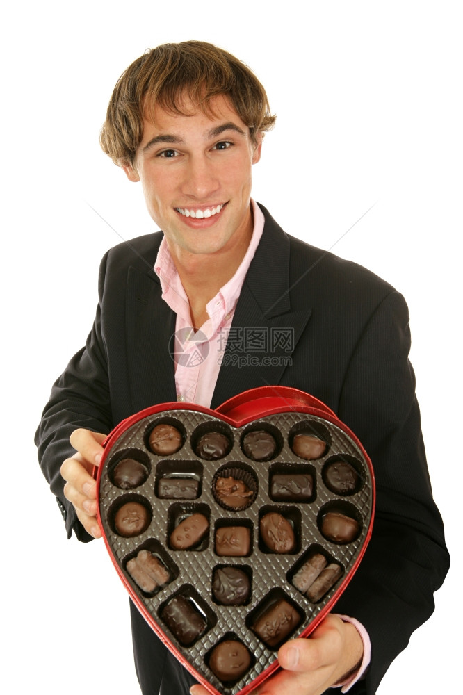 年轻帅哥拿着一盒露天的情人节巧克力白色的孤立无援图片