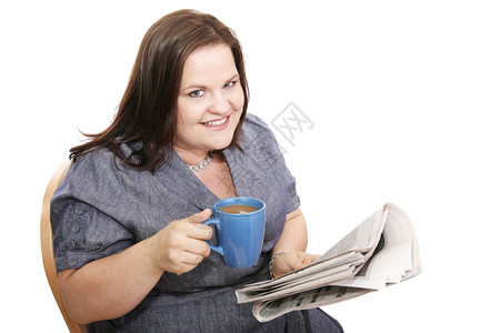 漂亮的超大女商人喝咖啡看报纸孤立的白图片