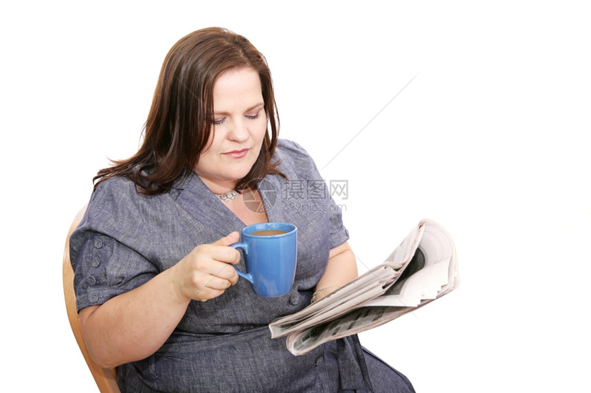 美丽的超大女人在看报纸喝咖啡孤立在白色上图片