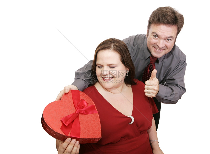 男人用一盒心形的糖果给情人节的约会留下深刻印象图片