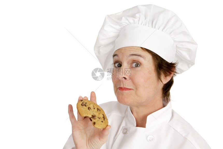 厨师在吃她刚烤的巧克力饼干白纸孤立图片