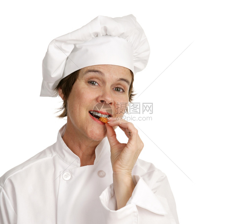 一个漂亮的厨师在吃健康胡萝卜白色孤立无援有文字空间图片