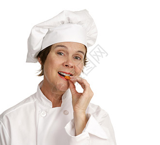 一个漂亮的厨师在吃健康胡萝卜白色孤立无援有文字空间图片