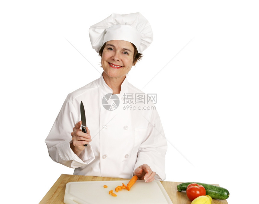 一位友善的厨师在准备切菜时镜头上微笑图片