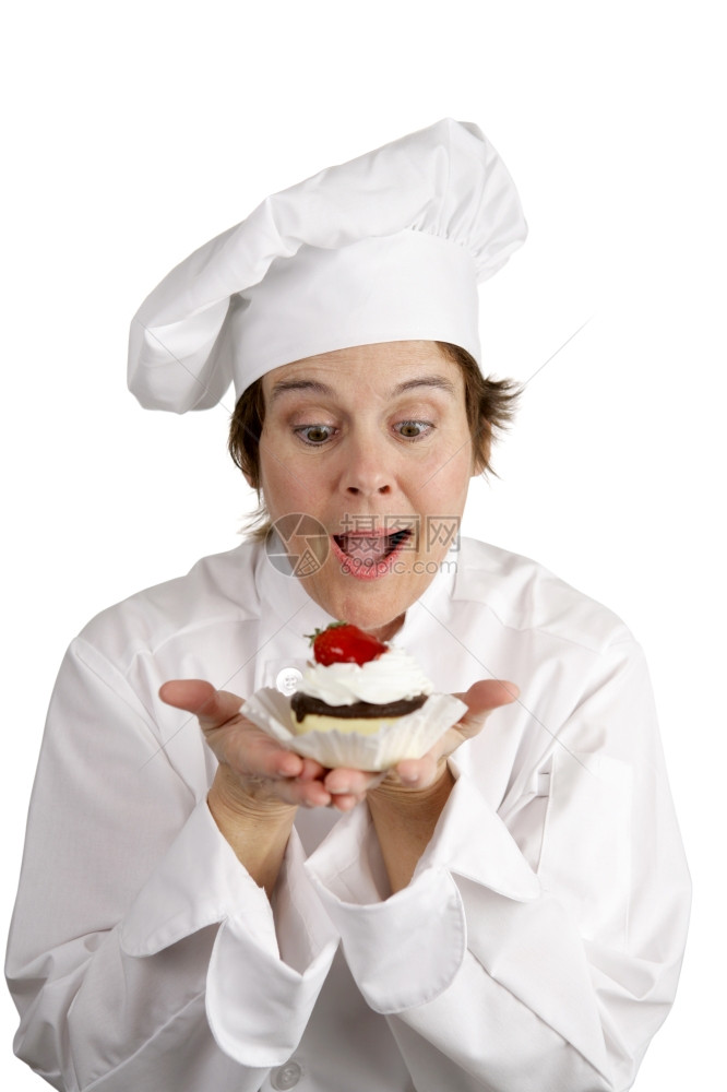 一位糕点厨师为她刚做的草莓芝士蛋糕饼兴奋欲绝孤立在白色上图片