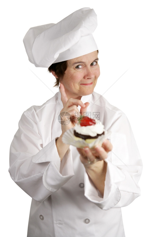 一个拿着草莓芝士蛋糕的厨师摇着她手指不图片