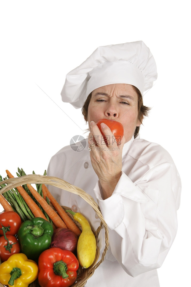 厨师咬着成熟的番茄脸上有喜悦的表情图片