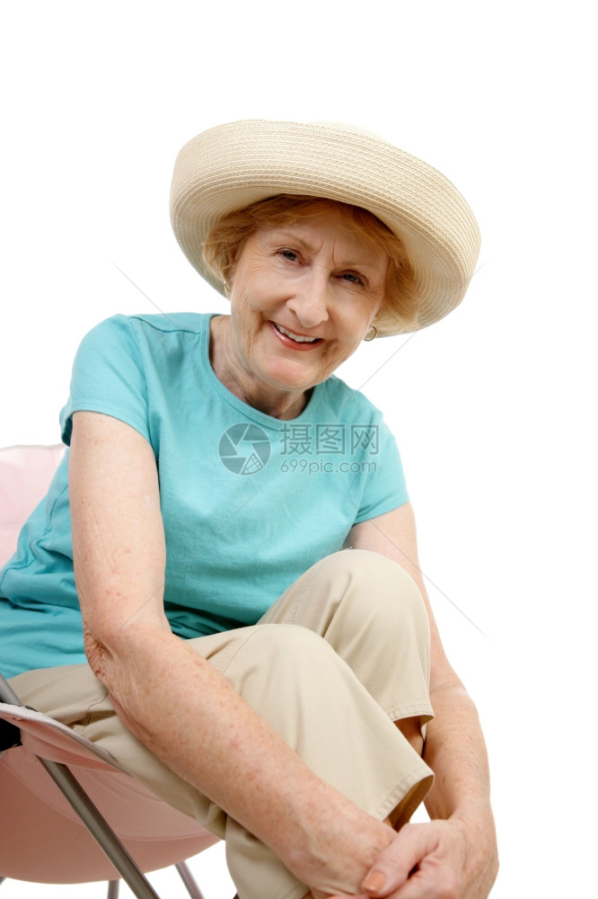 一位坐在沙滩椅上的漂亮高贵女士孤立在白色上图片