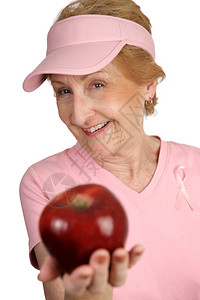 穿着乳癌意识衣的女人为你准备了一个美味的红苹果图片