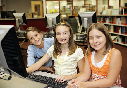 一组学生在校习计算机图片
