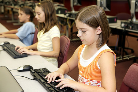 学校儿童在图书馆媒体中心学习计算机图片