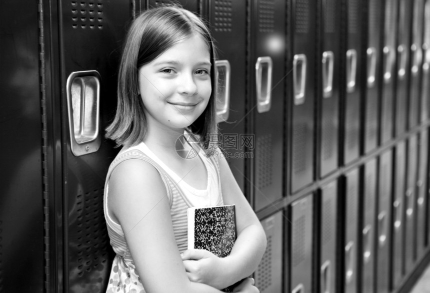 一个漂亮的女学生靠着她储物柜黑白图片