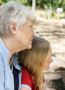 外婆和她孙女在公园的外婆有着很强的家庭相似图片