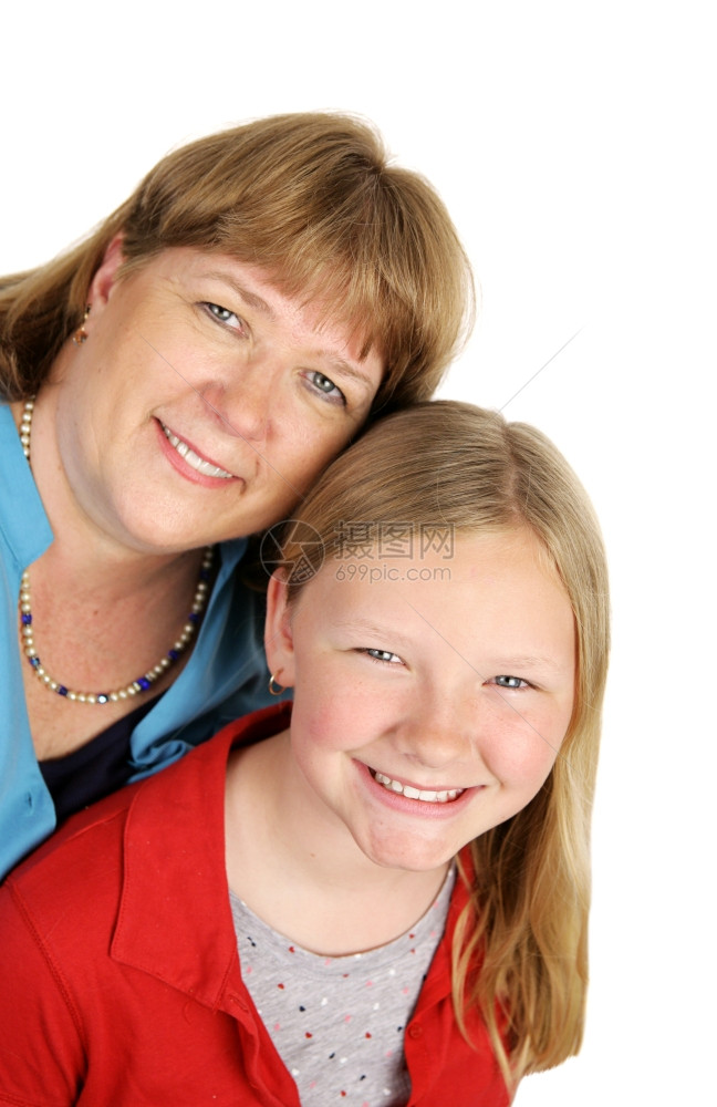 一个有魅力的金发蓝眼睛母亲和女儿垂直的视线被白色隔开图片