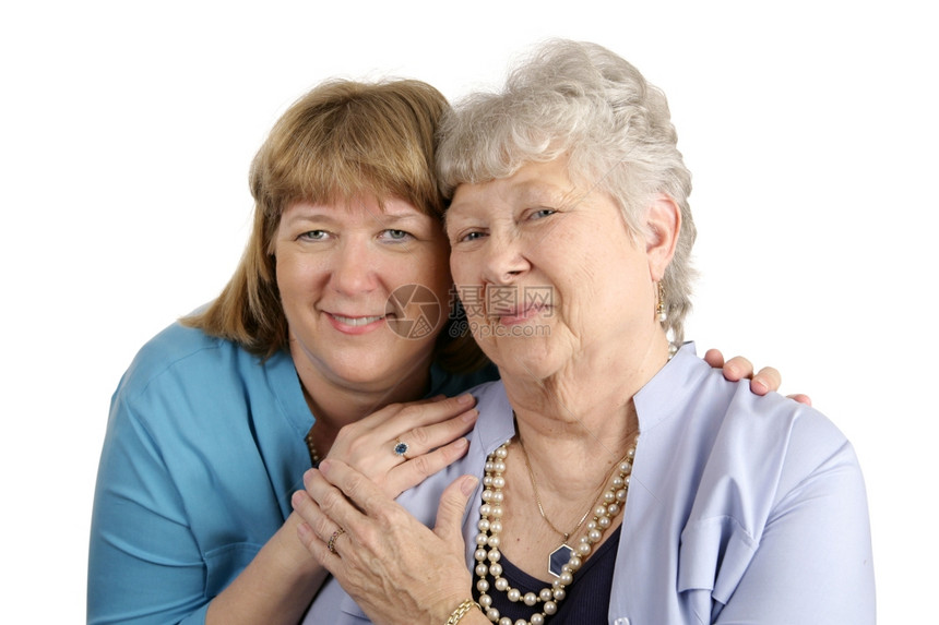 一位成年女儿和她老的母亲温暖爱人肖像白的孤立无援图片