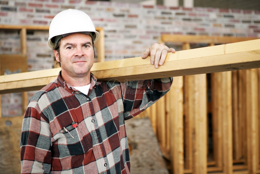 建筑日间工人携带木束真正的建筑工人在实际的构筑工地上图片