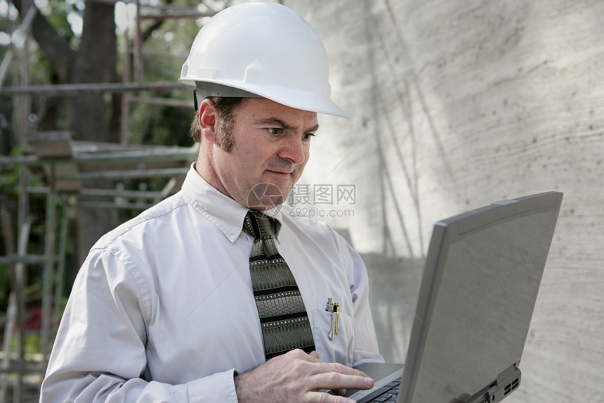 一名建筑工程师在作场所使用他的笔记本电脑图片