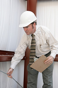 一名建筑物检查员测试钢架柱的支撑线上紧张状况图片