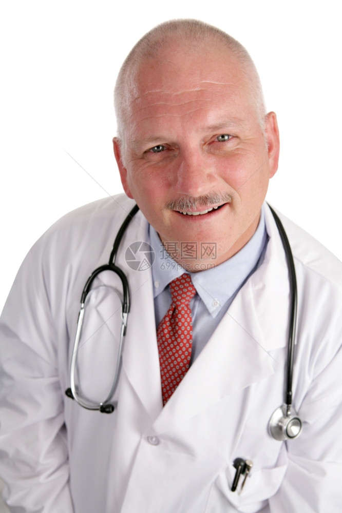 一张友善的成熟医生照片是白色背景的被孤立医生图片
