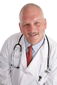 一张友善的成熟医生照片是白色背景的被孤立医生图片