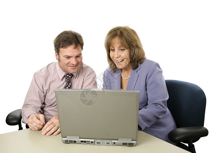 一个男女商业团队对电脑上看到的东西感高兴孤立无援图片